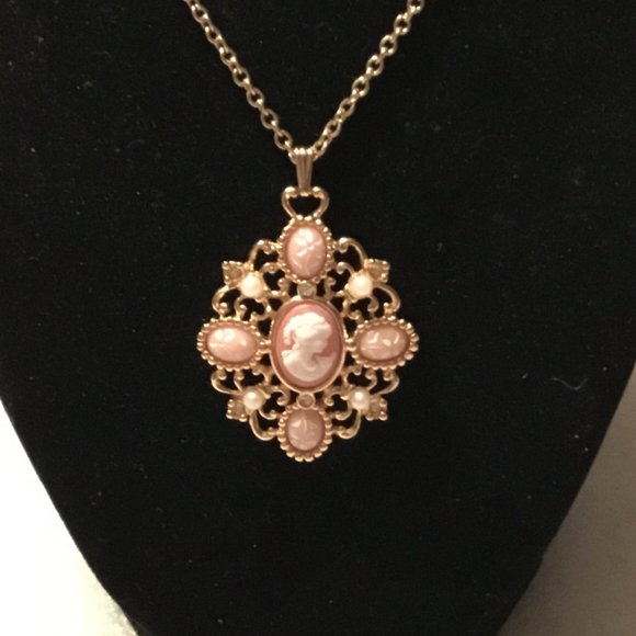 Vintage & lovely Avon cameo necklace - Picture 8 of 16
